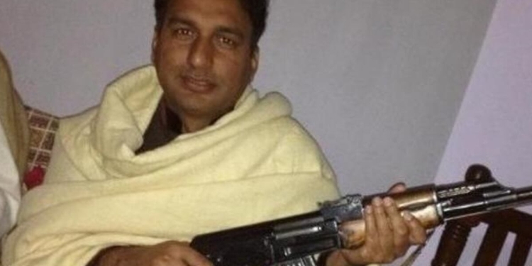 Pakistano candidato posa con Kalashnikov