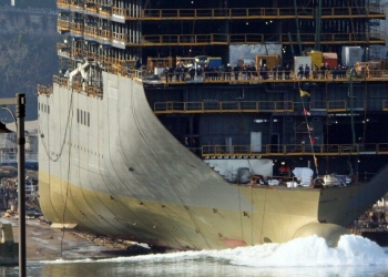 Varo di una nave alla Fincantieri di Castellammare (LaPresse)