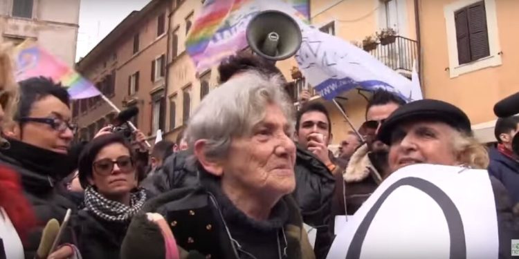 Edda Billi in una manifestazione a roma (Ala News)