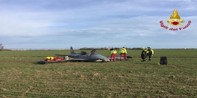 Caorle, aereo si schianta al suolo: due morti (Foto Vigili del Fuoco)