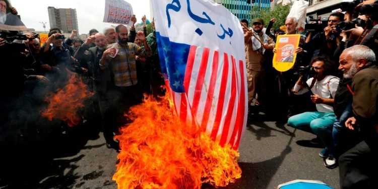 Bandiere Usa bruciate in Iran