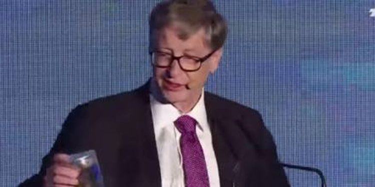 Bill Gates con un barattolo di feci