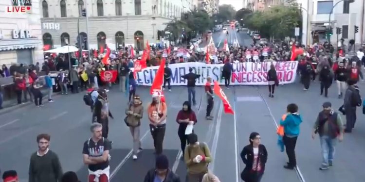 Dl sicurezza, corteo a Roma: cori contro Salvini e Di Maio