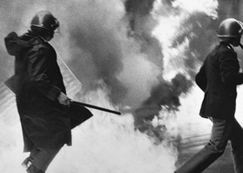 Scontri tra manifestanti e polizia negli anni Settanta (foto dal web)