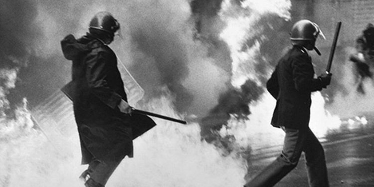 Scontri tra manifestanti e polizia negli anni Settanta (foto dal web)