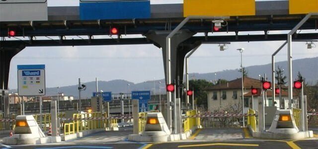 Tir contro casello autostradale