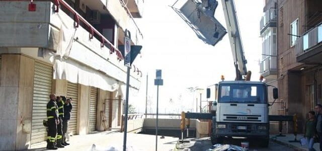 Taranto, 2 operai cadono dal cestello di una gru