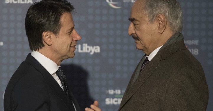 Il presidente del Consiglio, Giuseppe Conte, con il generale Khalifa Haftar a Palermo (LaPresse)