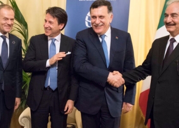 stretta di mano tra Sarraj e Haftar