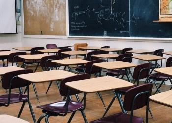 Banchi in un'aula padre alunno insegnante