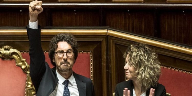 Danilo Toninelli, pugno chiuso al Senato (Twitter)