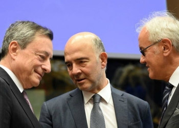 Mario Draghi, presidente della Bce, con Pierre Moscovici, commissario europeo (LaPresse)