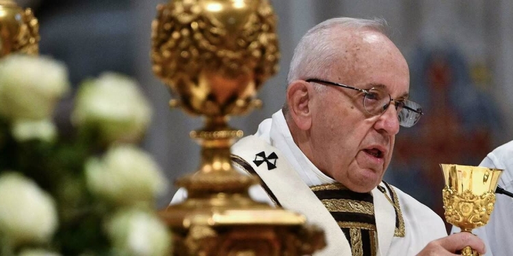 Papa Francesco durante la Messa per la Giornata mondiale dei poveri in San Pietro (LaPresse)