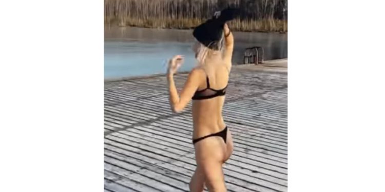 Splendida ragazza russa si spoglia e si lancia sul lago ghiacciato