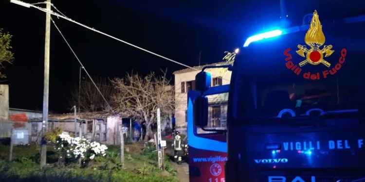 Incendio a Sarnano: vigili del fuoco in azione