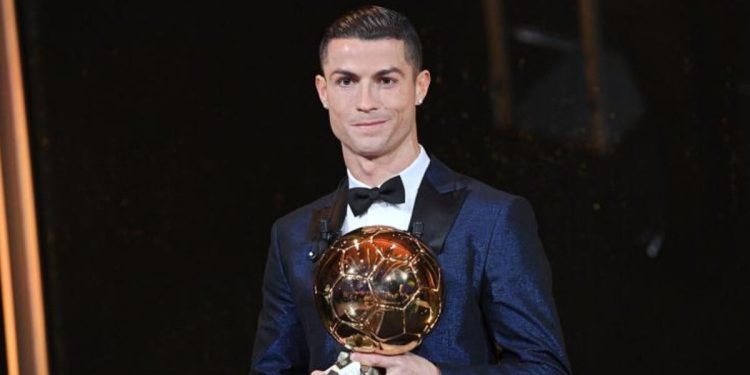 Cristiano Ronaldo con il Pallone d'Oro