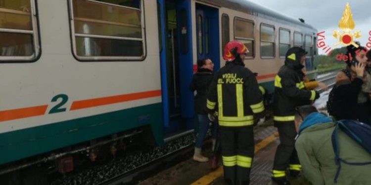 Treno investito da tromba d'aria