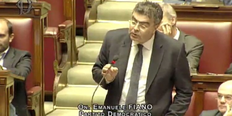 Gesto Conte Fiano, bagarre alla Camera