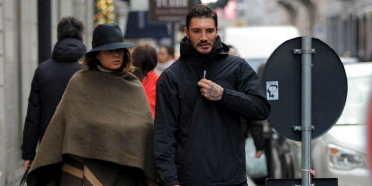 Stefano De Martino in compagnia di una ragazza misteriosa