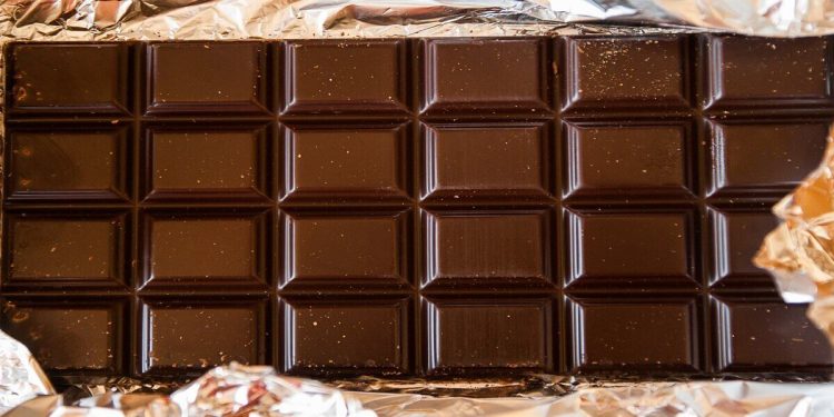 Aggredisce collega con una barra di un kg di cioccolato (Pixabay)