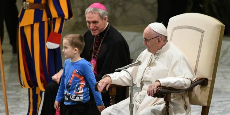 Papa Francesco con il bambino argentino, all'udienza di ieri (LaPresse)