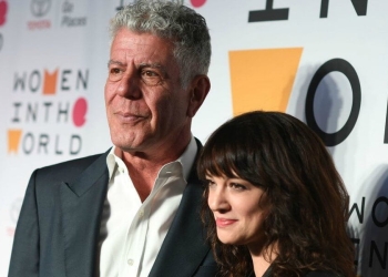 Asia Argento con l'allora compagno Anthony Bourdain, nell'aprile 2018 (LaPresse)