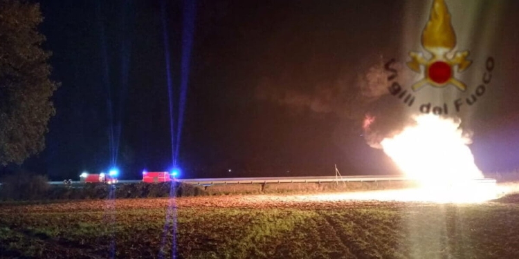 Incendio a Maccarese dopo fuoriuscita carburante