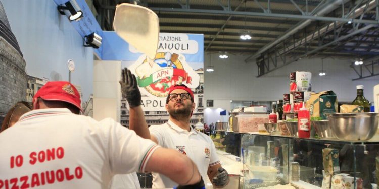 I pizzaiuoli napoletani in azione all'Artigiano in Fiera