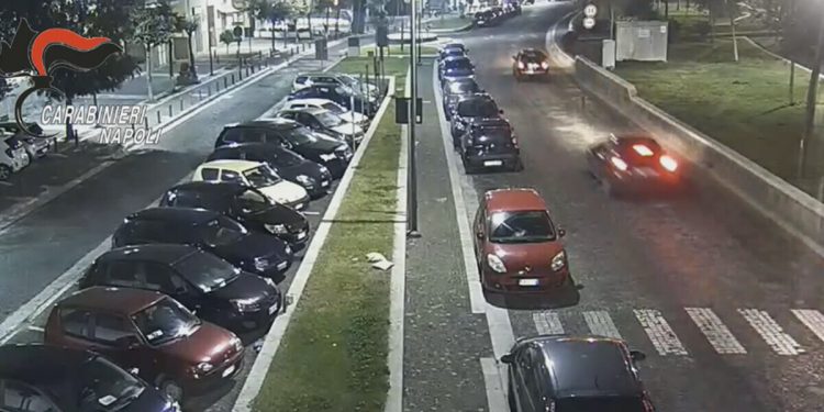 Pozzuoli, folle corsa fra due auto