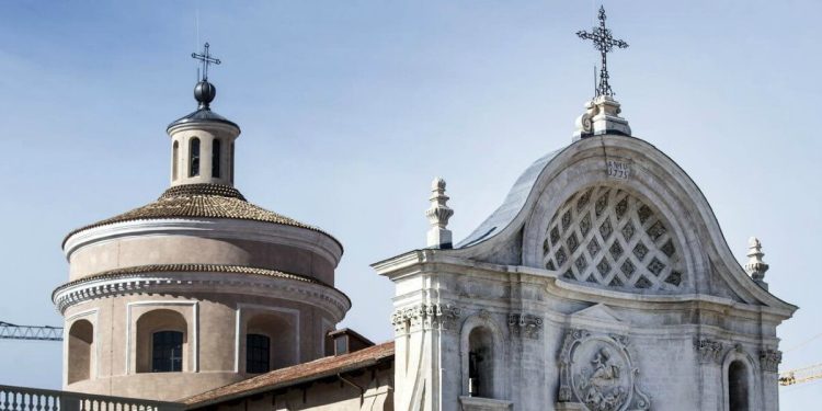 La cupola della chiesa di Santa Maria del Suffragio, detta delle Anime Sante, appena ricostruita (LaPresse)