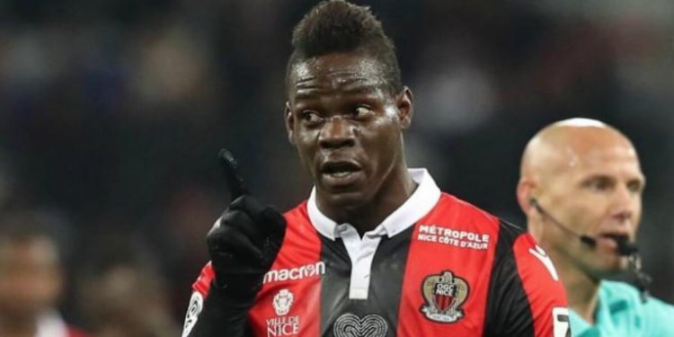 Balotelli con la maglia del Nizza, foto Lapresse