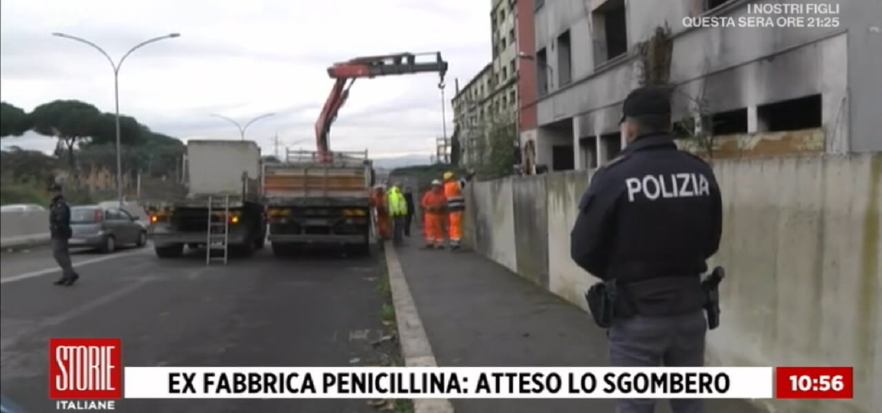 Roma, sgombero all'ex fabbrica di penicillina/ Momenti di tensione,  occupanti in rivolta