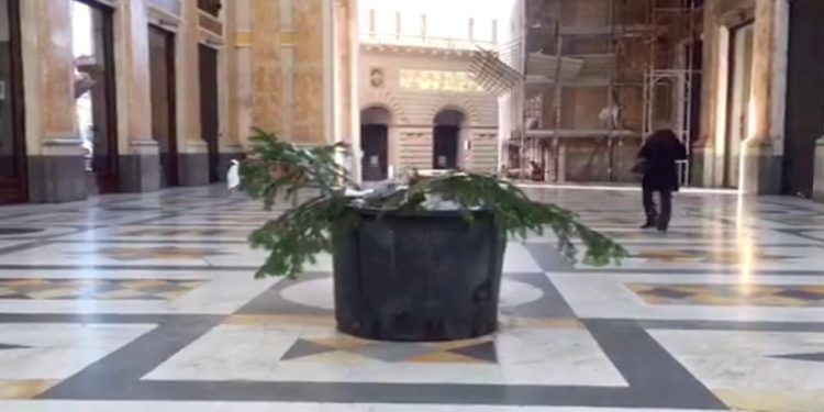 Napoli, rubato albero di Natale in Galleria Umberto