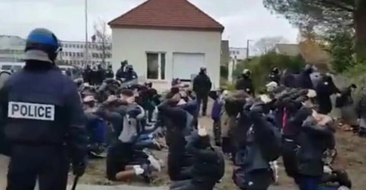 Gli studenti francesi in un fermo immagine del video circolato ieri (LaPresse)