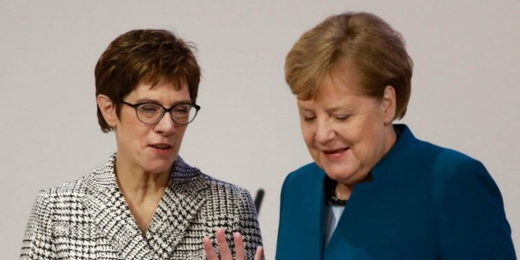 Annegret Kramp-Karrenbauer con Angela Merkel (LaPresse)