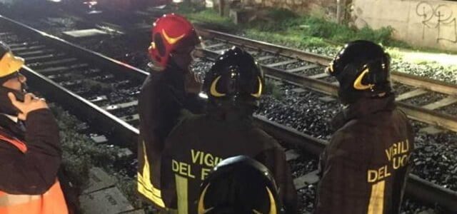 Vigili del fuoco sui binari dopo l'incidente