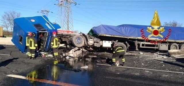 Incidente A8: tir sfonda guard rail