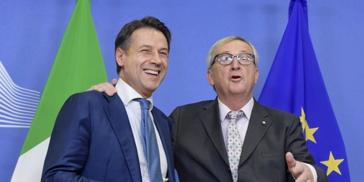 Giuseppe Conte, presidente del Consiglio, e Jean-Claude Juncker, presidente della Commissione europea (LaPresse)