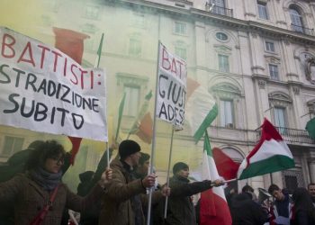 Manifestazione per l'estradizione di Cesare Battisti (LaPresse)