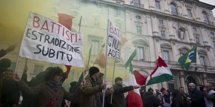 Manifestazione per l'estradizione di Cesare Battisti (LaPresse)