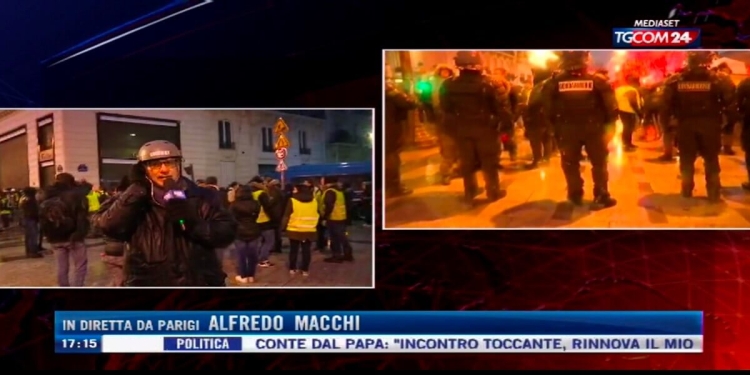 Gilet gialli, lacrimogeno vicino giornalista Alfredo Macchi