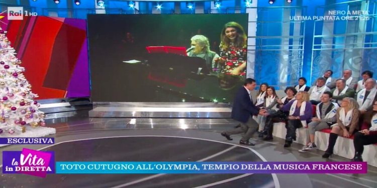 Tiberio Timperi canta con Toto Cutugno a La Vita in Diretta