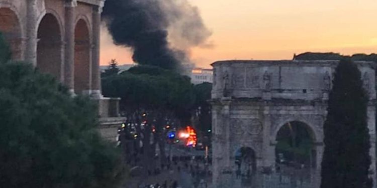 Incendio bus turistico a Roma (Foto facebook Micaela Quintavalle, 2018)