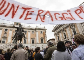 Proteste davanti al Campidoglio contro Virginia Raggi (LaPresse)