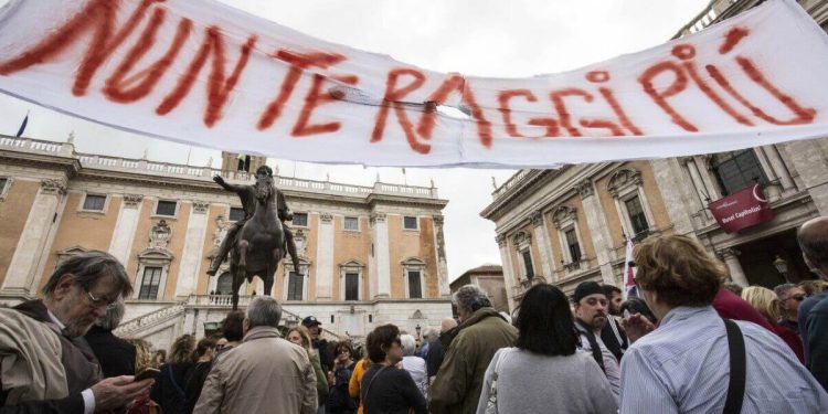 Proteste davanti al Campidoglio contro Virginia Raggi (LaPresse)