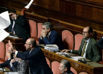 Bagarre in aula al Senato (LaPresse)