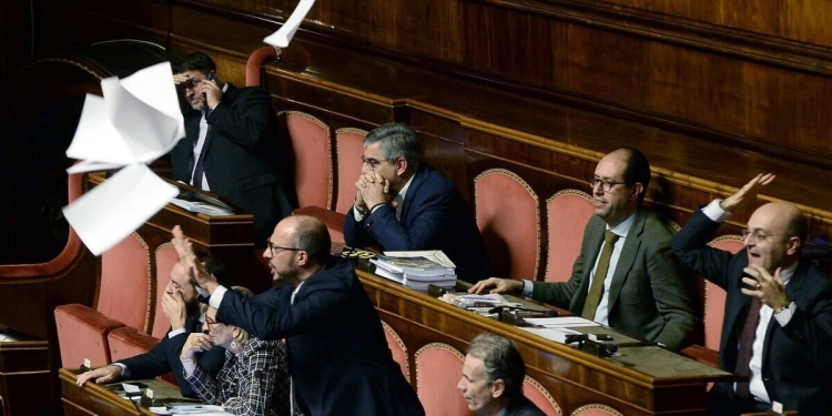 Bagarre in aula al Senato (LaPresse)