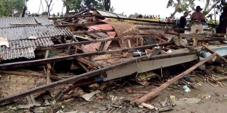 Tsunami in Indonesia dopo l'eruzione del Krakatoa