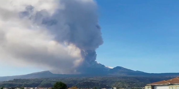 Terremoto Catania per l'eruzione dell'Etna (foto da Twitter)