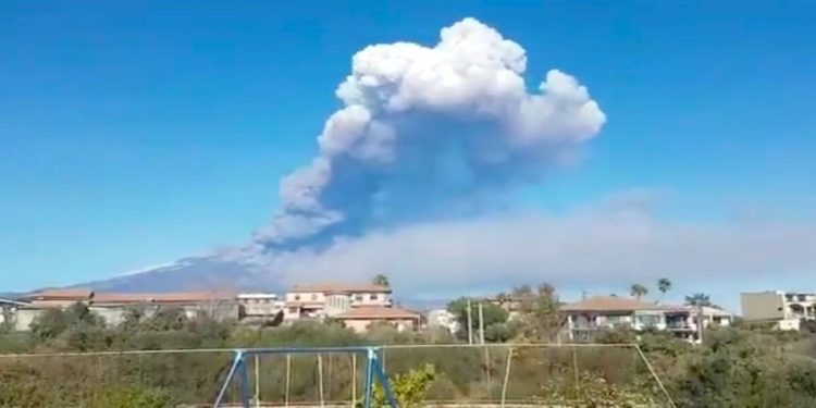 Etna, eruzione vulcano: esplosioni e cenere